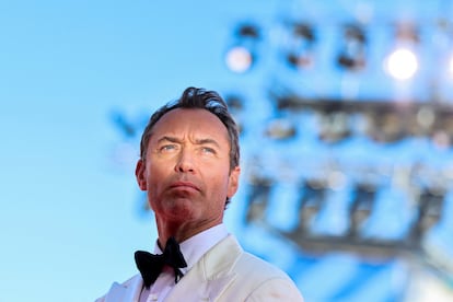 Jude Law posa en la alfombra roja de Venecia antes de la proyección de 'El mago del Kremlin'.