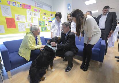 Puig y la consejera de Sanidad, Carmen Montón, durante su visita al servicio de Oncología Infantil de La Fe.
