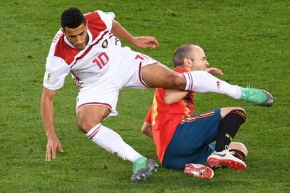 El marroquí Younes Belhanda cae al pasar cerca de Andrés Iniesta.   