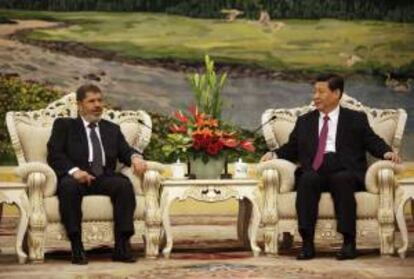 El presidente de Egipto Mohamed Morsi (i) habla con el vicepresidente de China Xi Jinping (d) durante una reunión este, miércoles 29 de agosto de 2012, en el Gran Salón del Pueblo en Pekín (China).