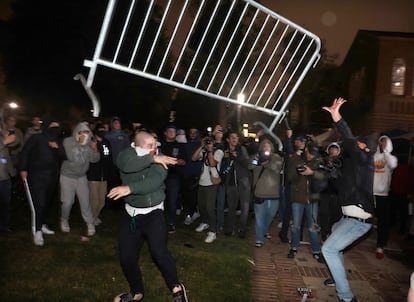 Manifestantes lanzan una valla hacia el campamento pro-Palestina.