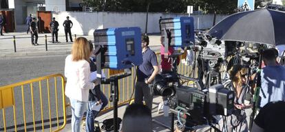 Un gran número de periodistas esperan en la entrada de la Audiencia Nacional la llegada de Mariano Rajoy.
