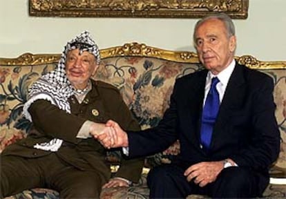 Arafat y Peres se estrechan la mano durante su entrevista en El Cairo.