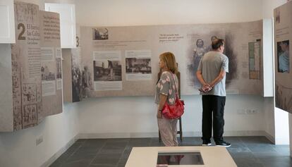 Visitantes en la exhibición de la casa de José Monge Cruz 'Camarón de la Isla'.