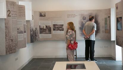 Visitantes en la exhibici&oacute;n de la casa de Jos&eacute; Monge Cruz &#039;Camar&oacute;n de la Isla&#039;.