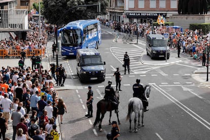 The arrival of the Alavés bus at the Valencia stadium an hour and a half before the game.