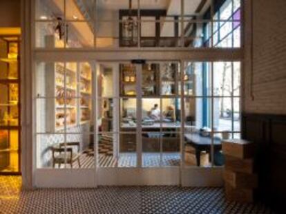 Entrada, con la cocina vista; y rincón de la sala de Chez Cocó.