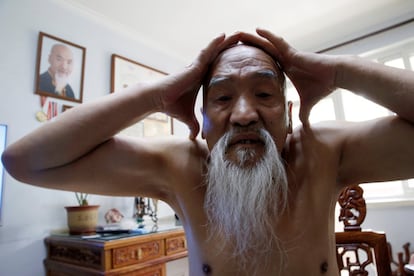 Con 70 años es un experto en el suogugong, o Kung-fu de ‘contorsión del cuerpo’, disciplina en la cual se descolocan los huesos para conseguir posiciones inverosímiles. En la imagen, el maestro Li mueve su cabeza por el espacio que se queda entre sus dos manos como parte de una demostración de Suogugong Kung-fu.