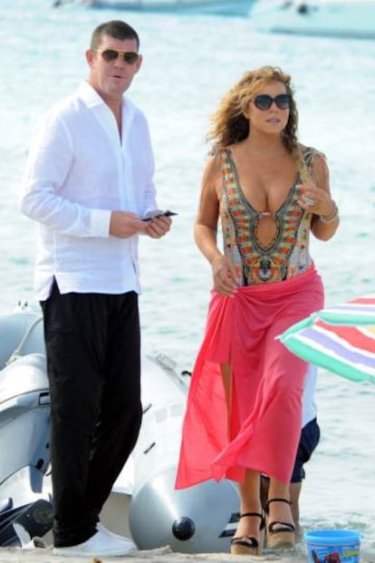 Mariah Carey y James Packer, en las playas de Ibiza en julio de 2015.