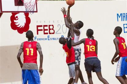 Niños senegaleses se entrenan en las canchas de Dakar.