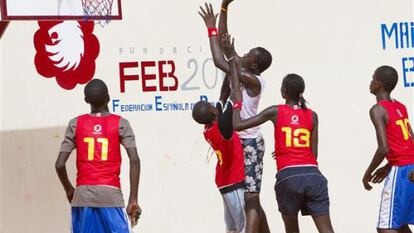 Niños senegaleses se entrenan en las canchas de Dakar.