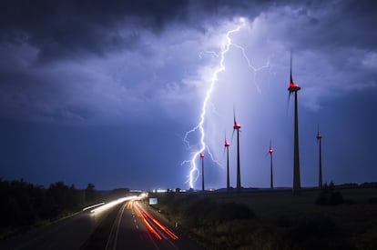 Relámpagos caen tras las turbinas eólicas durante una tormenta cerca de la frontera entre Alemania y Polonia, en Görtlitz (Alemania).