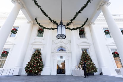 Decoraciones en la fachada norte de la Casa Blanca, este lunes.