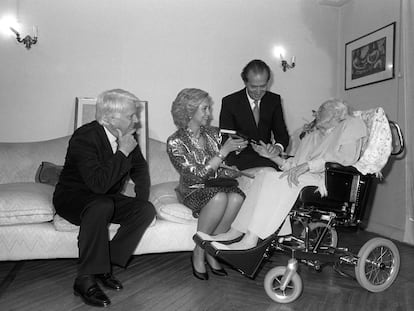 Los reyes Juan Carlos y Sofía y el entonces ministro de Cultura, Jorge Semprún, visitan a María Zambrano en su domicilio, tras el acto de entrega del Premio Cervantes a la escritora en 1988.