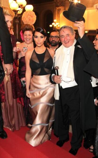 Kim Kardashian y Richard Lugner, en el Baile de la Opera de Viena, la noche del 27 de febrero de 2014.