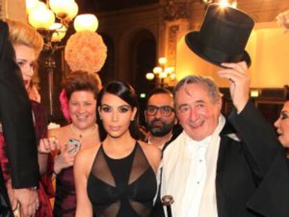 Kim Kardashian y Richard Lugner, en el Baile de la Opera de Viena, la noche del 27 de febrero de 2014.
