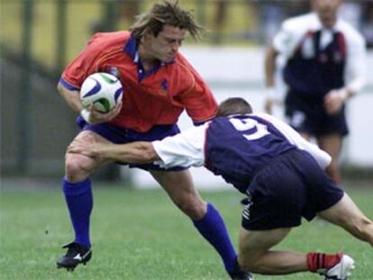 Oriol Ripol es placado por el chileno Olfos en la Copa del Mundo a 7 de Mar del Plata 2001.