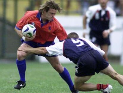 Oriol Ripol es placado por el chileno Olfos en la Copa del Mundo a 7 de Mar del Plata 2001.