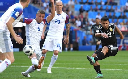 Sergio Agüero, marca el primer gol de Argentina.