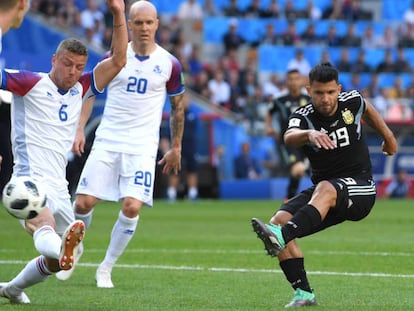 Sergio Agüero, marca el primer gol de Argentina.