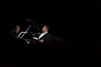 Markus Hinterhäuser (izquierda) y Matthias Goerne, durante la interpretación de 'Sechs Gedichte und Requiem' op. 90', de Robert Schumann.