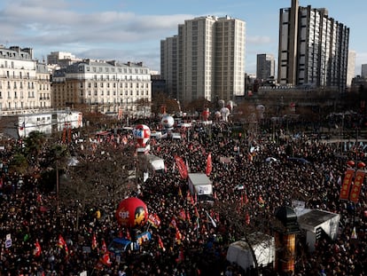 Manifestación en París en contra del proyecto de Macron de reformar el sistema de pensiones y que retrasaría la edad de jubilación de los 62 a los 64 en toda Francia en 2030.