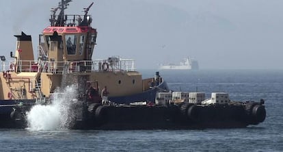 Un remolcador de Gibraltar, durante el lanzamiento de los bloques de hormigón.