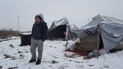 M. Khaled en un campamento informal en la frontera serbo-húngara en diciembre.