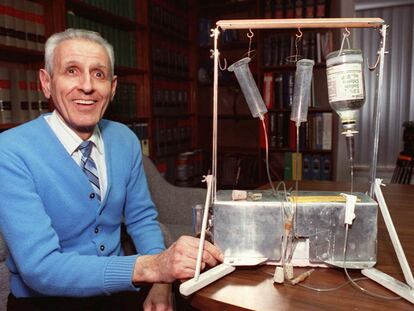 Jack Kevorkian ante su "máquina del suicidio" para enfermos terminales.