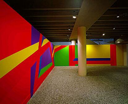 Un aspecto de la instalación <b></b><i>Barras de color,</i> de Sol LeWitt, en A Coruña.