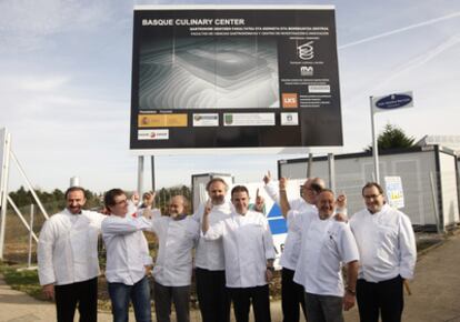 Destacados cocineros vascos durante la colocación de la primera piedra del Basque Culinary Center.