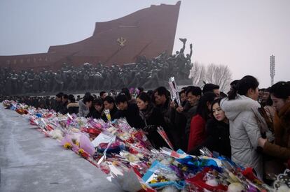 Los ciudadanos de Pyongyang depositan flores durante el 'Memorial Day' en Mansu Hill.