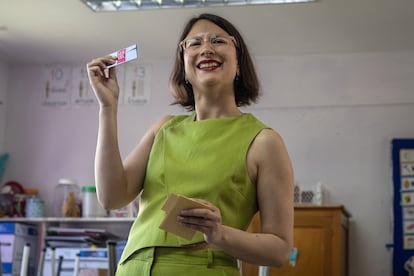 Irací Hassler, alcaldesa de Santiago que participa por su reelección, muestra su voto en la comuna de Santiago, Chile.