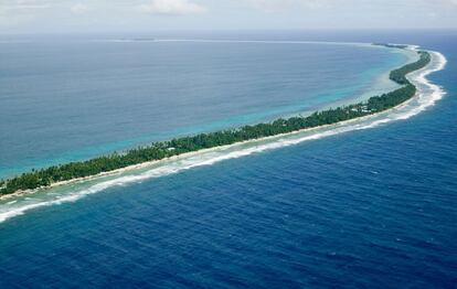 La isla de Tuvalu, en el Pacífico, suele aparecer en los periódicos por una razón: será el primer país en quedar sumergido con la subida del nivel de los océanos a causa del calentamiento global. Sus cuatro arrecifes de coral y cinco atolones (unos 25 kilómetros cuadrados en total) reciben menos de 1.200 visitantes anuales, pero a quienes lo hacen les garantiza la típica foto en plan Robinsón Crusoe.