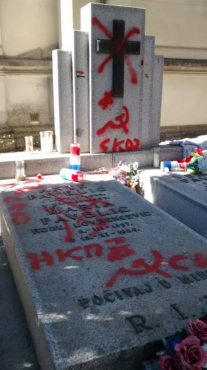 Las visitas a la sepultura del croata Pavelic son continuas, explican en el cementerio. Estas pintadas aparecieron hace más de una semana.