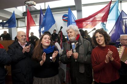 El escritor José Luis Mendez Ferrín (i), la candidata por Pontevedra Alexandra Rodríguez (d); el portavoz nacional de Anova, Xosé Manuel Veiras (2d), y Ángela Rodríguez (2i), durante el mitin de En Marea celebrado hoy en el el salón de plenos del Ayuntamiento de Cangas do Morrazo (Pontevedra).