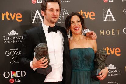  El actor y realizador Raúl Arévalo y la productora Beatriz Bodegas posan con los premios a "Mejor Director Novel" y "Mejor Película", respectivamente, por su trabajo en "Tarde para la ira".