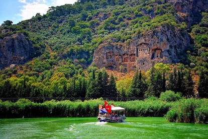 Las tumbas de los reyes de la antigua Caria, excavadas en roca, junto a la localidad turca de Dalyan.