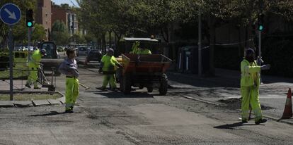 Trabajos de la Operación Asfalto en la avenida Machupichu, en Hortaleza.