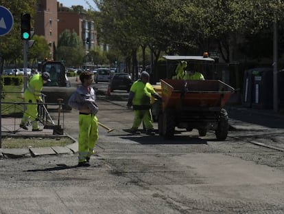 Trabajos de la Operación Asfalto en la avenida Machupichu, en Hortaleza.