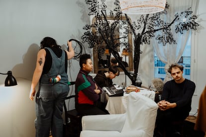 Preparativos de la representación de la obra 'Con los pies', en una vivienda de la 'banlieue' de Seine-Saint-Denis, cerca de París), el 15 de febrero.