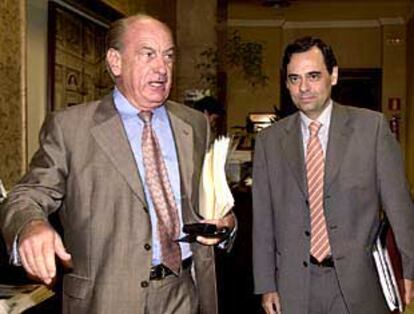 Jaime Caruana (derecha), con el presidente de la comisión de investigación, Luis Mardones, ayer en el Congreso.