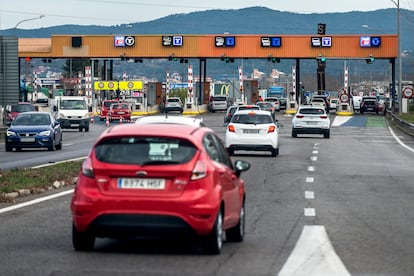 Salida interior del peaje de la autopista AP-7 en Girona.