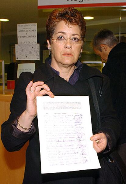 Isabel Serrano muestra firmas recogidas para pedir la dimisión de Lamela.