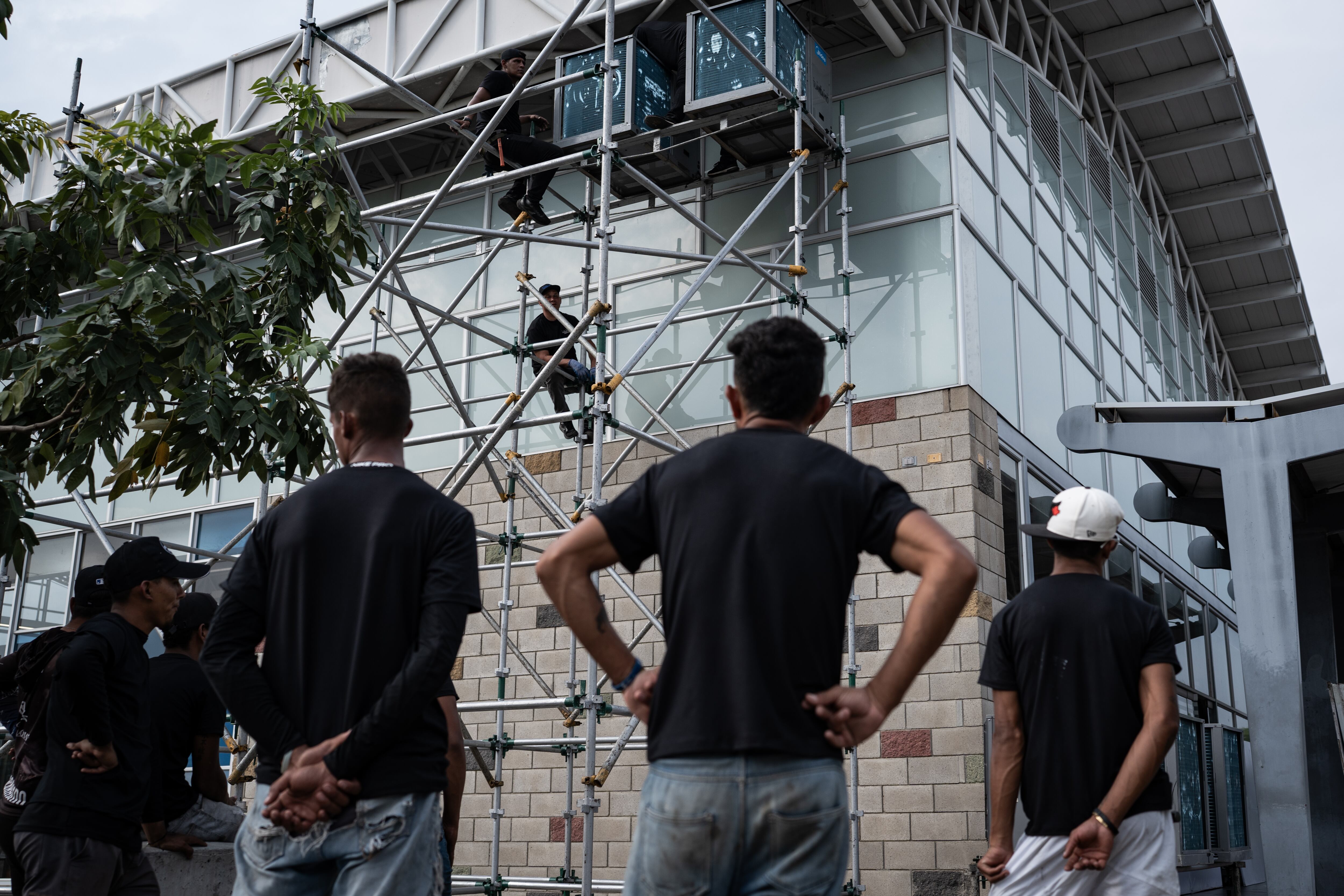 Trabajadores desmontan escenario donde se esperaba el encuentro de Delcy Rodríguez y el presidente de Colombia Gustavo Petro, en el Puente Internacional Atanasio Girardot (Colombia).