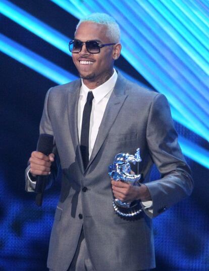 Chris Brown, con su traje gris y su premio al mejor vídeo masculino por 'Turn up the music'.
