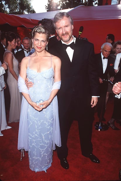 Linda Hamilton y James Cameron en la gala de los Oscars de 1998. El cineasta se llevaría 11 estatuillas por ‘Titanic’.