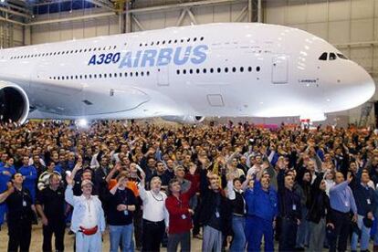 Los empleados de Airbus daban ayer la bienvenida al nuevo avión A380 en Toulouse.
