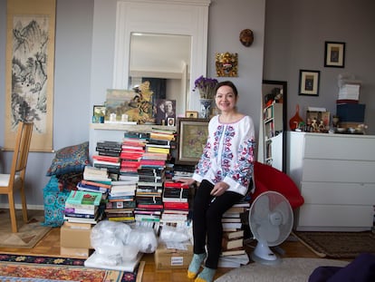 Victoria Belim en su habitación, en su buhardilla de Bruselas, plagada de libros y paquetes preparados para la mudanza.