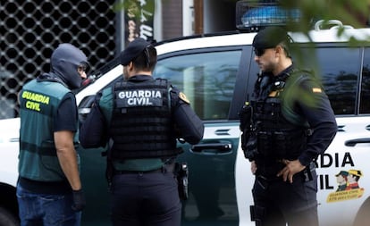 Agentes de la Guardia Civil, durante un registro de la Operación Judas.